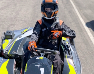 Elev på banen i gokart, Bindernæs Efterskole