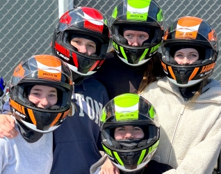 Elev på banen i gokart, Bindernæs Efterskole